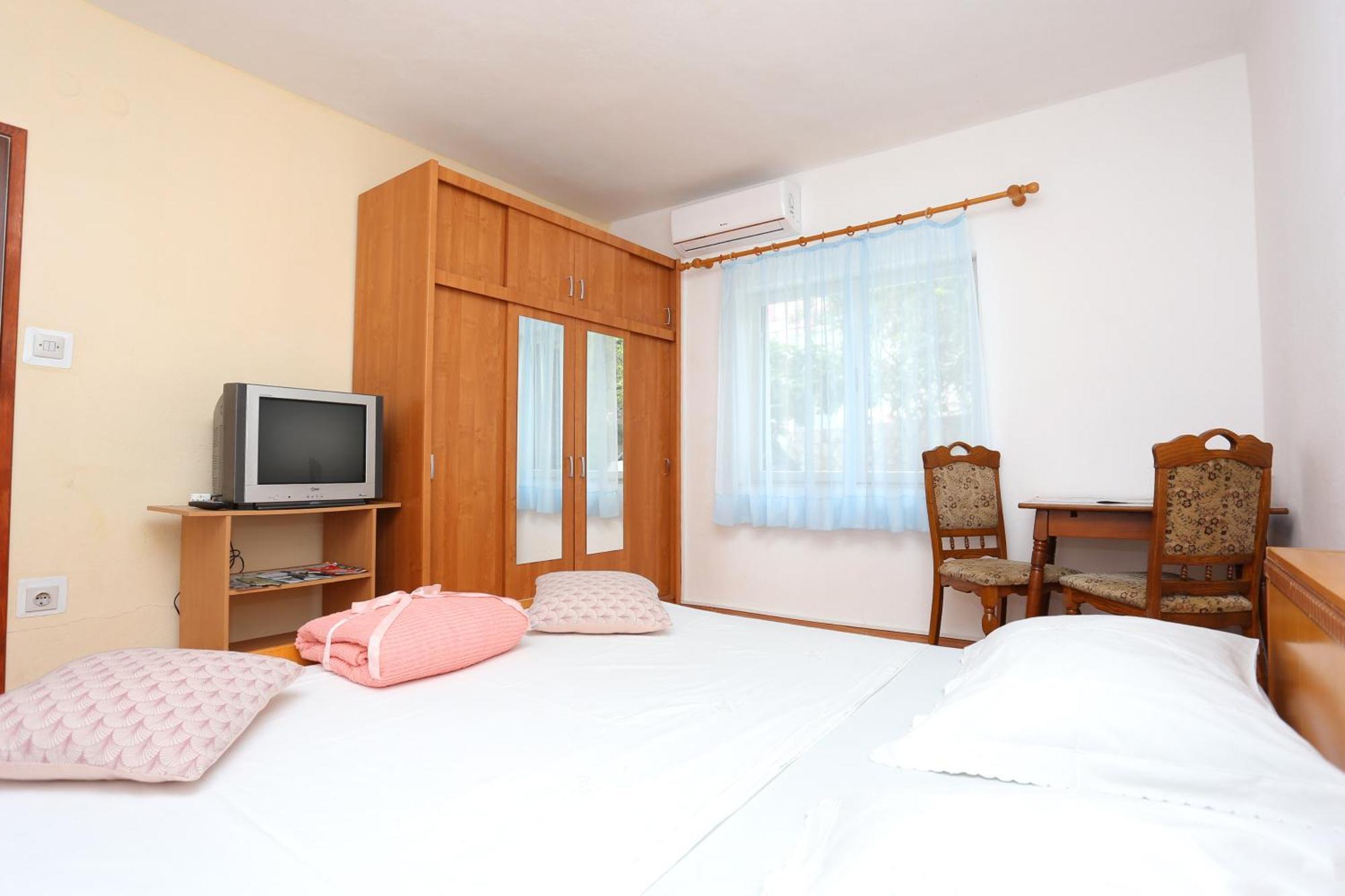 Rooms With A Parking Space Split - 17766 Room photo